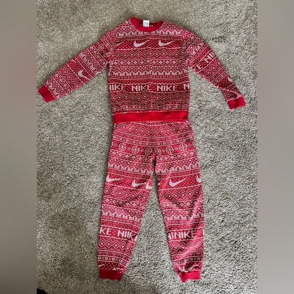 Nike Red and White Patterned Sweatshirt, Sweatpants 
Boys large, worn one time - Picture 3 of 8